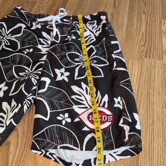 Cincinnati Reds MLB Black Hawaiian Swim Trunks Medium Lined Logo Mens - Picture 5 of 10